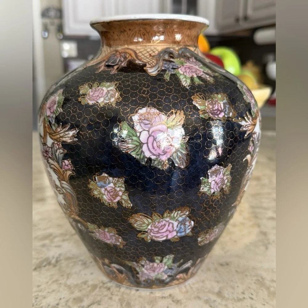 Beautiful decorative Chinese cloisonné-style porcelain vase. G23